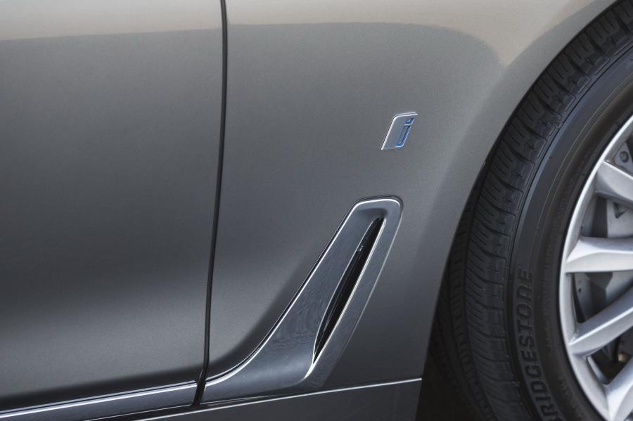 Детали экстерьера BMW 740e iPerformance (G11) 2018 года  (NA) (фото 40 из 40)
